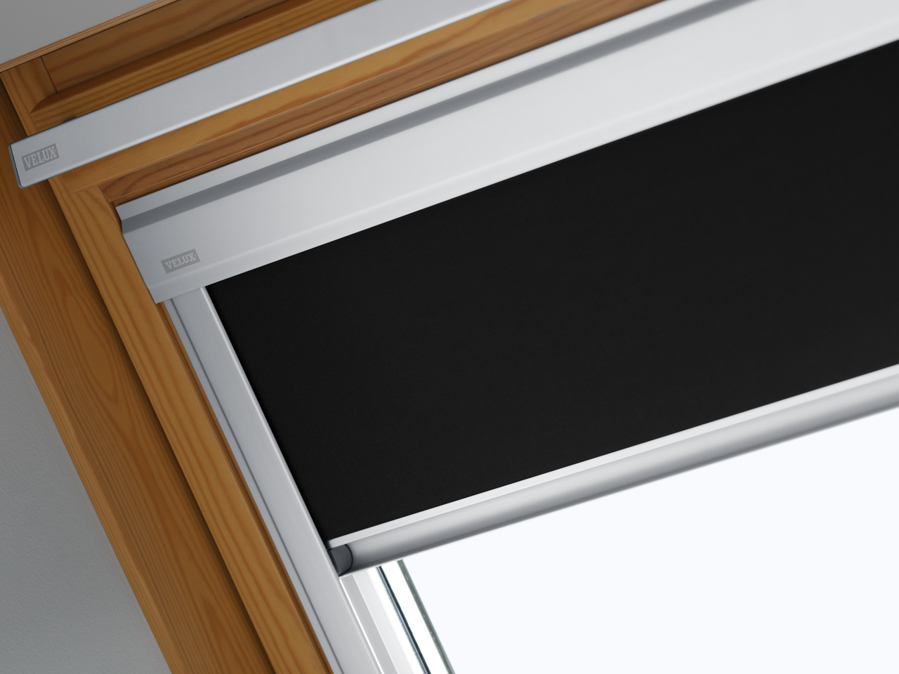 installation-von-velux-manuell-bedientem-verdunkelungsrollos-classic